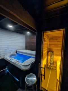 The Comfort Zone- Entire Private 1-bed Basement apt, Sauna, Hot Tub, 8 min Subway - 6