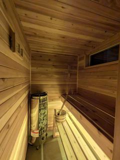 The Comfort Zone- Entire Private 1-bed Basement apt, Sauna, Hot Tub, 8 min Subway - 7