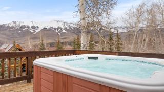 Russell Home by AvantStay Expansive Deck Stunning Views Hot Tub - 8