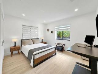 Modern Villa Huge Backyard 6 minutes to the Ocean - 7