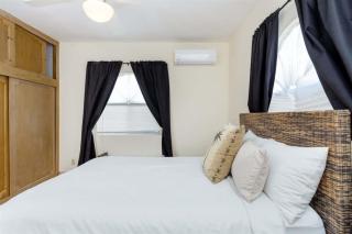 Quiet Bungalow near Beach Barefoot Bungalow 3 - 2