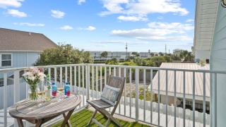 Newly Renovated 2-min Walk to the Beach The Coastal Cottage by AvantStay - 2