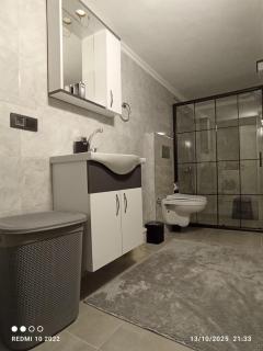 4 Bedrooms, Accommodates up to 8 people, 2 Bathrooms - 4