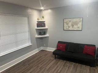 3 bedroom 2 bath private home in Quiet nice Neighborhood - 0