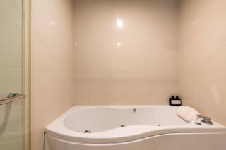 Luxury Prime Thong Lor - Fast WiFi, Gym&Pool - 4