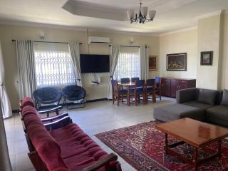 Spacious 4-bedroom beach house with WiFi, AC in Monkey Bay - 2