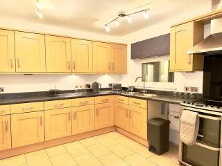 RNM Worcester - 3Bed Property, Double Driveway, Entire Private Place with Large Lounge and Garden - 1