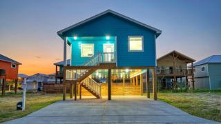 Outdoor Lounge w Bar Swing Seats Near Nature Preserve Blutopia by AvantStay - 9