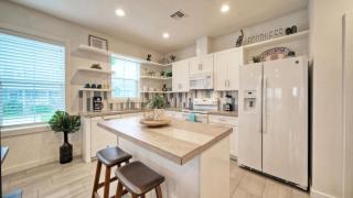 Newly Built Pool Walk to Old Town EatsMarina Shorely Goodness by AvantStay - 4