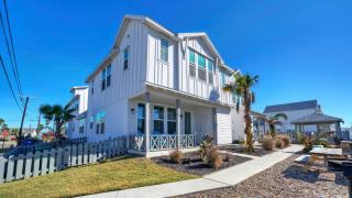 Newly Built Pool Walk to Old Town EatsMarina Shorely Goodness by AvantStay - 1