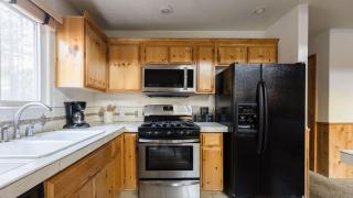 Jackhorn by AvantStay Close to Big Bear Marina and Village Hot Tub Foosball - 2