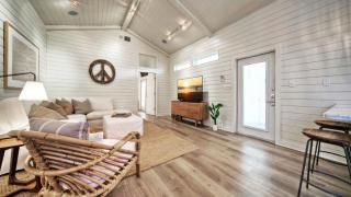 Clamshell Cottage Coastal Vibe by AvantStay - 2