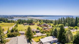 Sunny Side Island Retreat by AvantStay Backyard - 8