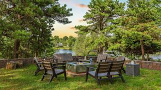 For Lake Sake by AvantStay Lakefront Hot Tub View - 8