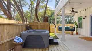 Hot Tub Firepit Putting Green Near the Beach Vilano Fairway by AvantStay - St. Augustine - 0