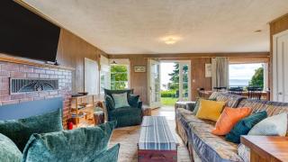 Maxwelton Aerie Bluffside Retreat w Sweeping Puget Sound Views Firepit - 3