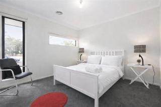 Comfort and Space in Laras Family Friendly Home - 4