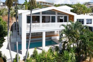 Airlie's Best Views - Luxury Waterfront Villa - 5