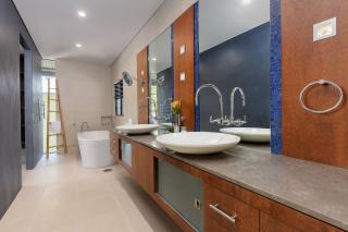 Allawah Private Estate with Pool & Tennis Court, Sleeps 10 - 3