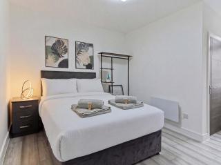 Spacious 5BR House Near Manchester City Centre - 9