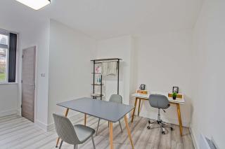 Spacious 5BR House Near Manchester City Centre - 1