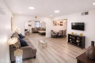 Vacation Home 3.5 Mi to Strip/DT/Outlt up to 8 gst - 3