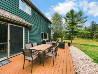 Charming Sister Bay Home Backyard Oasis & HotTub - 7