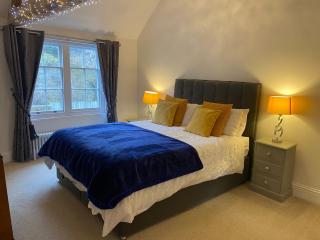 The Old Barn Marlborough, spacious grade 2 listed with parking - 0