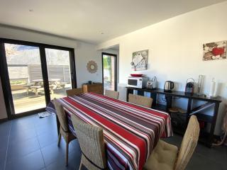 Belle maison 3 étoiles avec vue mer lointaine depuis l'étage, à 400m à TREGASTEL - Réf 181 - 2