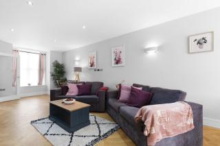 4 Bedroom and 3 Bathroom Family Home with Garden in Isleworth - 0