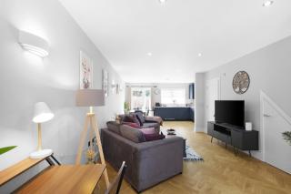 4 Bedroom and 3 Bathroom Family Home with Garden in Isleworth - 7