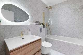 4 Bedroom and 3 Bathroom Family Home with Garden in Isleworth - 2