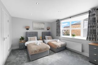 4 Bedroom and 3 Bathroom Family Home with Garden in Isleworth - 5