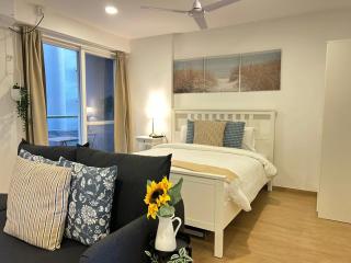 Hometel -Tira luxe With pvt Balcony- 800 mtr from Airport - 9