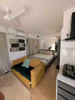 Hometel -Tira luxe With pvt Balcony- 800 mtr from Airport - 1