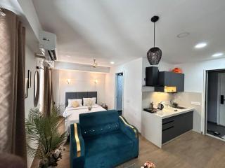 Hometel -Tira luxe With pvt Balcony- 800 mtr from Airport - 3