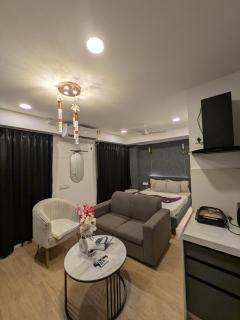 Hometel -Tira luxe With pvt Balcony- 800 mtr from Airport - 0