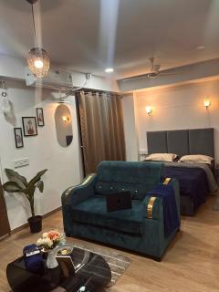 Hometel -Tira luxe With pvt Balcony- 800 mtr from Airport - 8
