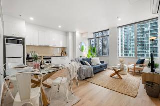 Free Parking in Melb CBD Spacious 2BR Pool & Gym - 0