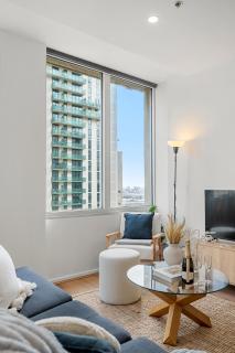 Free Parking in Melb CBD Spacious 2BR Pool & Gym - 9