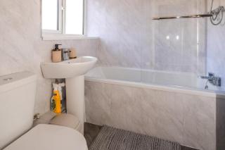 Cozy Gateshead Apartment Retreat - 8