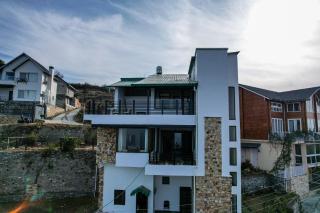 SnowPeak Villa 3-BHK Pet-friendly Hideaway with Hill Views - 8