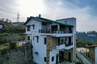 SnowPeak Villa 3-BHK Pet-friendly Hideaway with Hill Views - 6