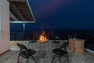 SnowPeak Villa 3-BHK Pet-friendly Hideaway with Hill Views - 9