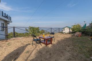 SnowPeak Villa 3-BHK Pet-friendly Hideaway with Hill Views - 5