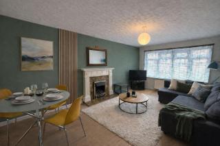 Stylish Apartment - Excellent Location - Free Parking, Fast WiFi, Smart TVs and Self-Check-In by Yoko Property - 2