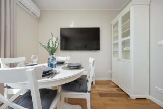 Bright Apartment with 2 Bedrooms and Air Conditioning by Noclegi Renters - 3