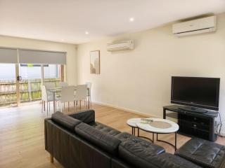 Spacious 4BR Townhouse with Parking Near Station - 9