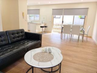 Spacious 4BR Townhouse with Parking Near Station - 6