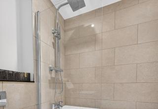 Stunning 2BR Apartment Cardiff Bay with Balcony - 4